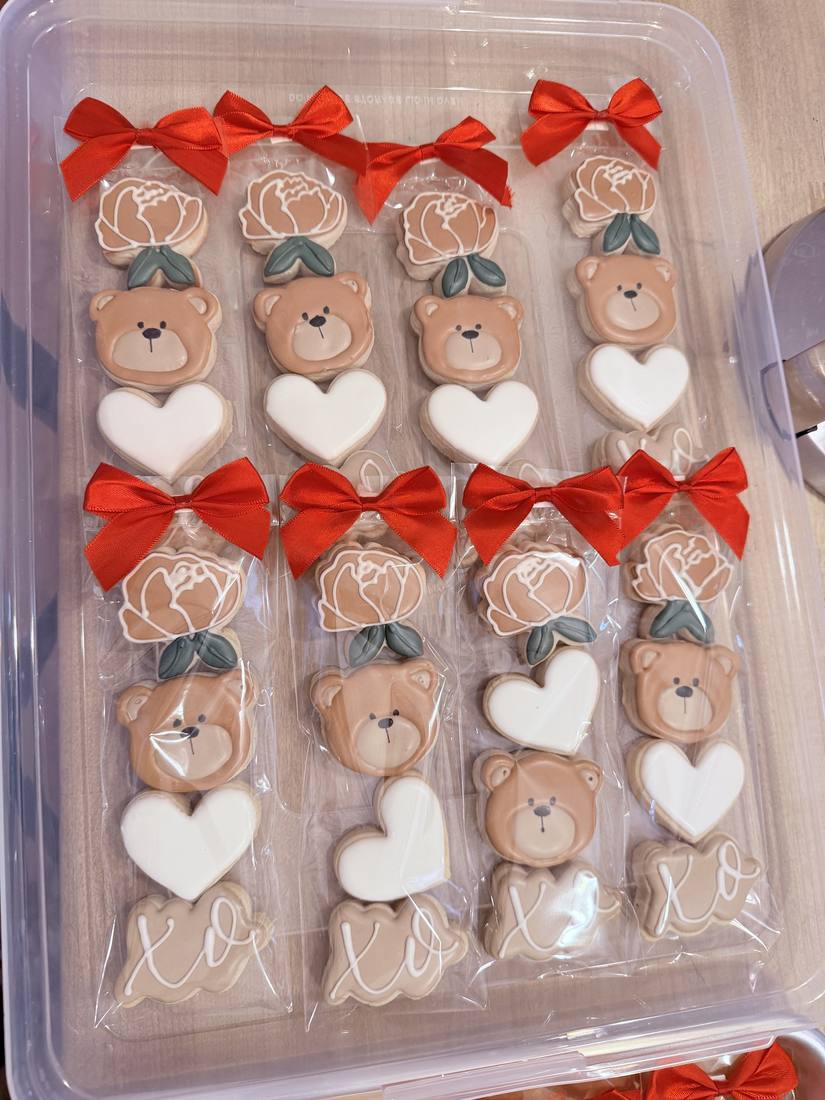 Teddy bear and rose Valentine cookies