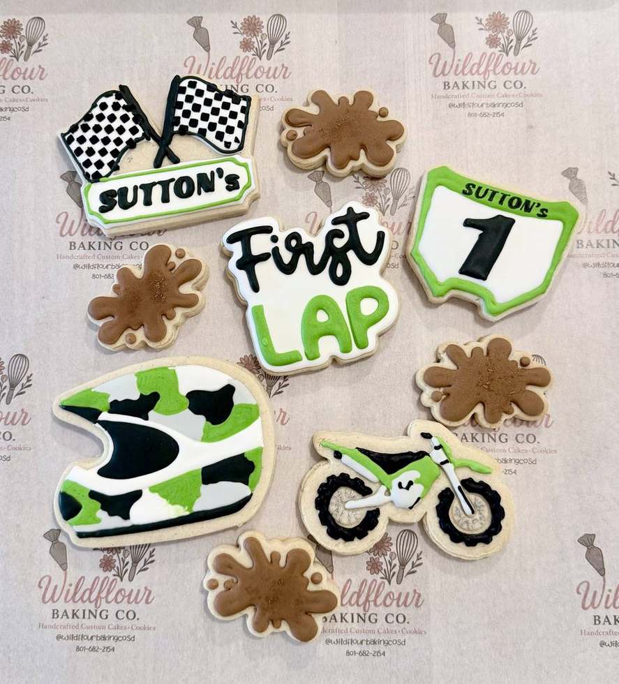 Motocross themed cookie set with helmet and dirt bike